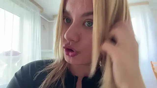 Kaderii1 live cam on StripChat
