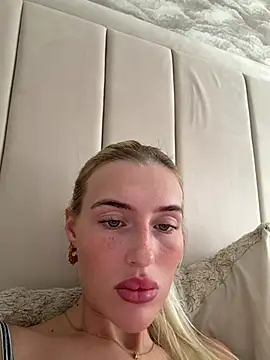 blondetart69 live cam on StripChat