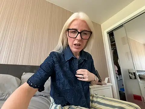 Laylaskyexx live cam on StripChat