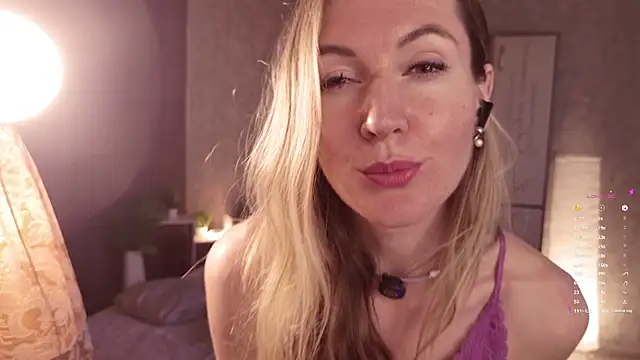 Hello_Lisha live cam on StripChat