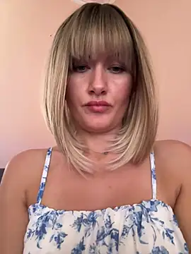 LunaFoxs live cam on StripChat