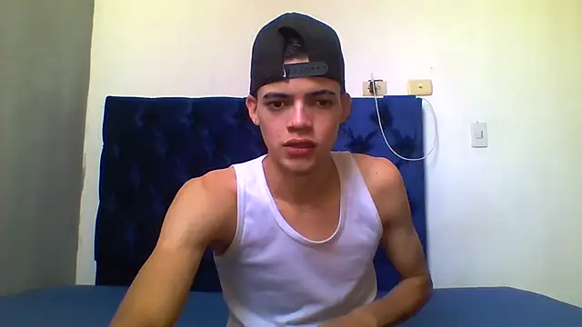 Latinos_2001 live cam on StripChat