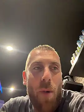 Johnytrain live cam on StripChat