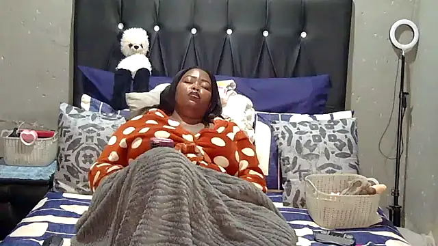 caramelbooty69 live cam on StripChat