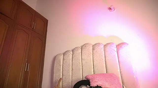 pocahotass_11 live cam on StripChat