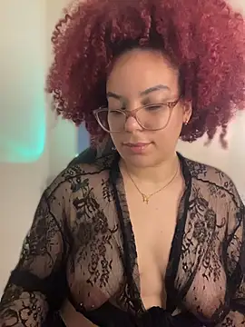 Leyah__ live cam on StripChat