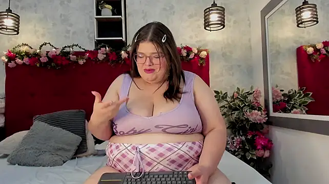 LunaCurby live sex cam