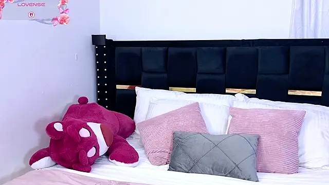 ScarlettVelvet live cam on StripChat