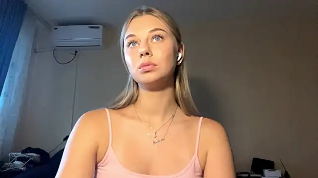 HoneysPiee live cam on StripChat