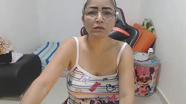 vintoria_1 live cam on StripChat