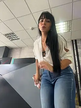 LuxeBrunetteXXX live sex cam