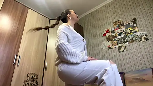 Shinylvy live cam on StripChat