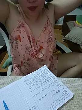 Mon_xinh live cam on StripChat