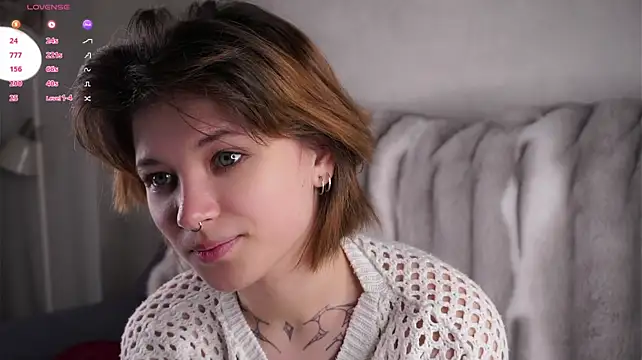 AlesiaPeasel live cam on StripChat