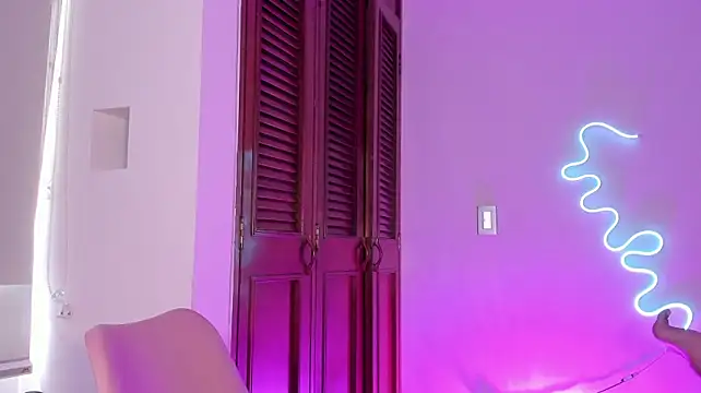 Londonttipton live cam on StripChat