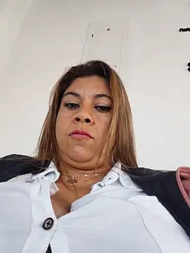 Laura-Hernandez live cam on StripChat