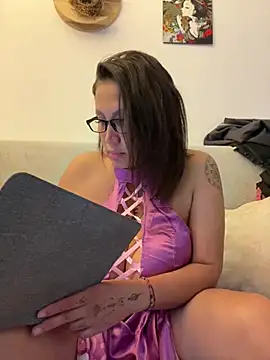 Alicedomi8 live cam on StripChat