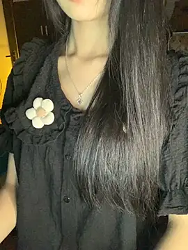 Nhinhi18 live cam on StripChat