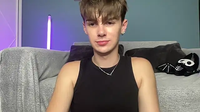 YourMilkyGuy live cam on StripChat