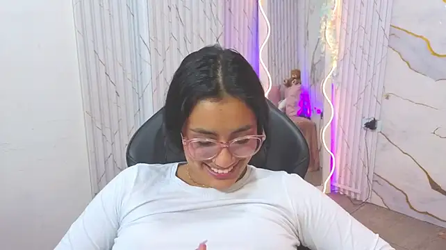 PEACHY_TAY live cam on StripChat