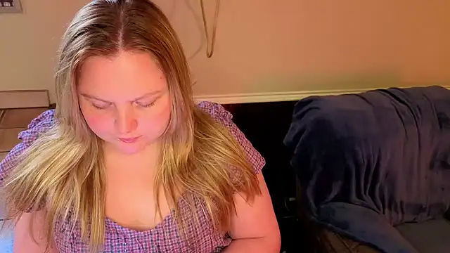 PhatAssBlond live cam on StripChat