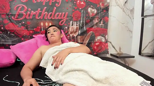 charlotte-11 live cam on StripChat