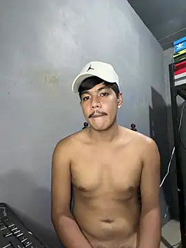 Dylannn_30 live cam on StripChat