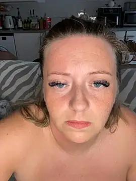 Poppyshaw_ live cam on StripChat