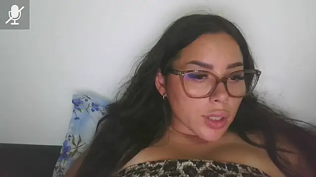 LovelyJulliette live cam on StripChat