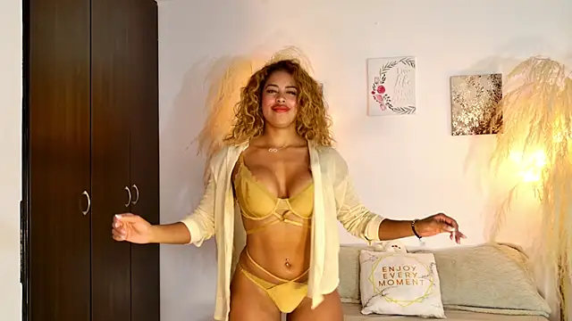SarahCinnamon- live cam on StripChat