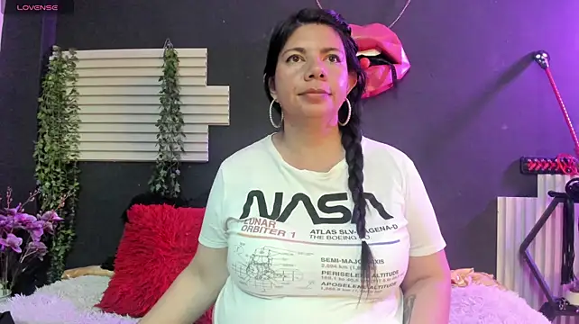 kinky_momm live cam on StripChat