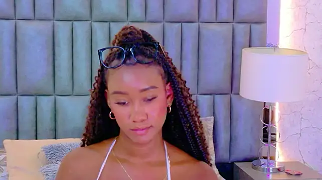 TylaWest live cam on StripChat