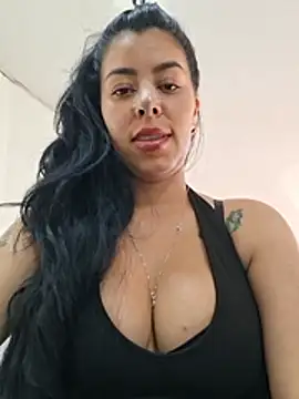 Luianna live cam on StripChat
