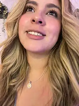 Cloee_Rainbow1 live cam on StripChat