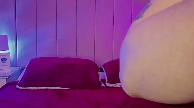 MollyBigBoobs12 live cam on StripChat
