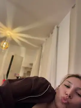 suyneslii live cam on StripChat