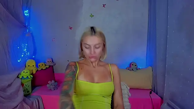 YourLizzyDoll live cam on StripChat