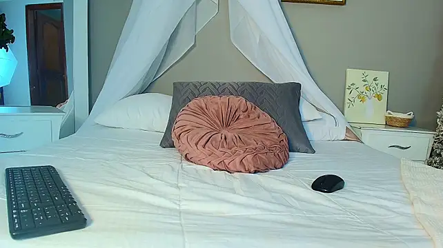 bloom_apple live cam on StripChat
