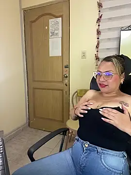 carolagomezz live cam on StripChat