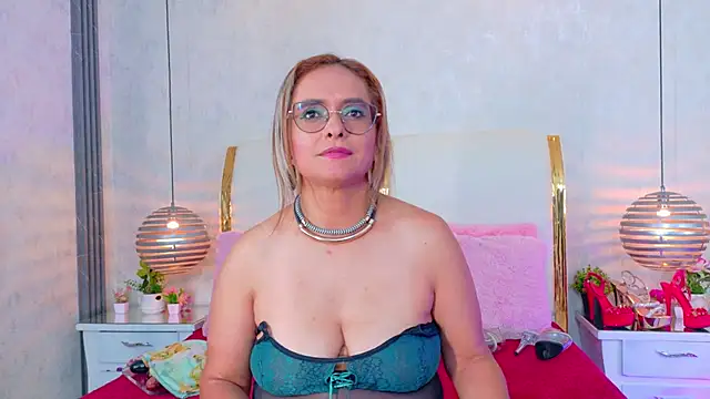 MarilynVega1 live cam on StripChat