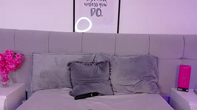 Nicolee_Saint live cam on StripChat