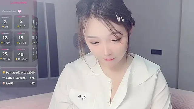EE-01 live cam on StripChat
