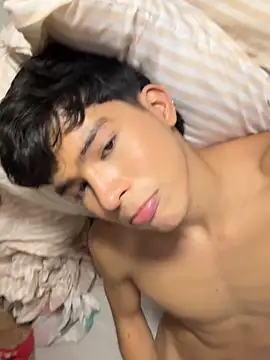 GoldenBenn live sex cam