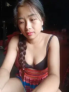 HeresThuy22 live cam on StripChat