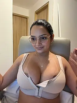 Chloelarsons live cam on StripChat