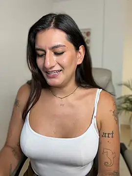 ari_artis live cam on StripChat