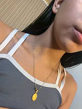 Lilybeeth live sex cam