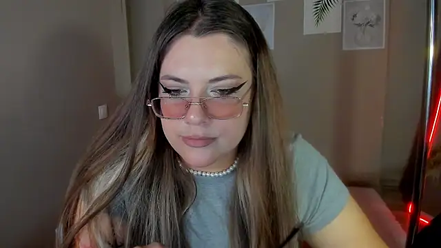 MiraTorson live cam on StripChat