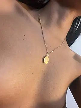 Lilybeeth live sex cam