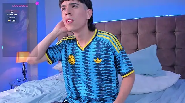 deanmoons_boys_ live cam on StripChat